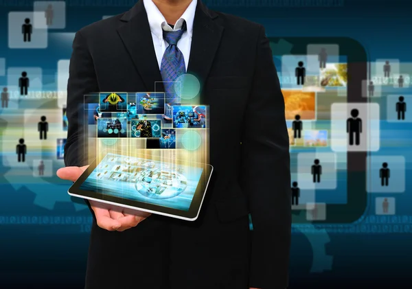 Affärsman håller tablet teknik affärsidé — Stockfoto