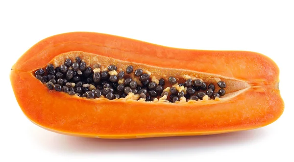 Frische reife saftige Papaya-Scheibe auf weißem Hintergrund — Stockfoto