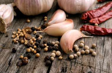 Ahşap arka planda otlar ve baharatlar