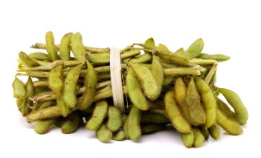 Beyaz bir arka plan üzerinde izole yeşil soya fasulyesi