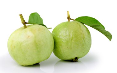 Beyaz arkaplanda guava (tropikal meyve)