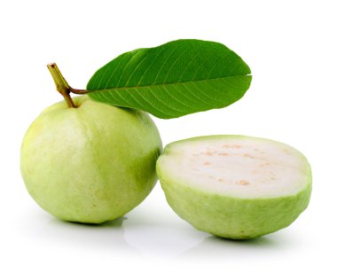 Beyaz arkaplanda guava (tropikal meyve)
