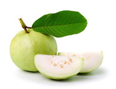 Beyaz arkaplanda guava (tropikal meyve)