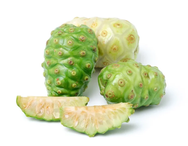 Fruta exótica - Noni sobre blanco — Foto de Stock