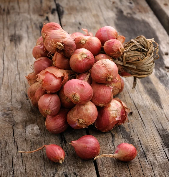 Shallot onions in a group on wood — Stock Photo, Image