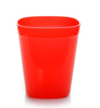Beyaz arka plan üzerinde izole kırmızı plastik bardak