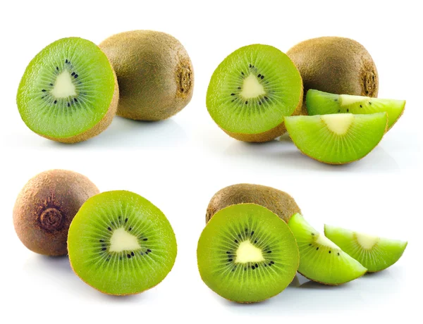 Segmentos cortados en rodajas de kiwi aislados sobre fondo blanco —  Fotos de Stock