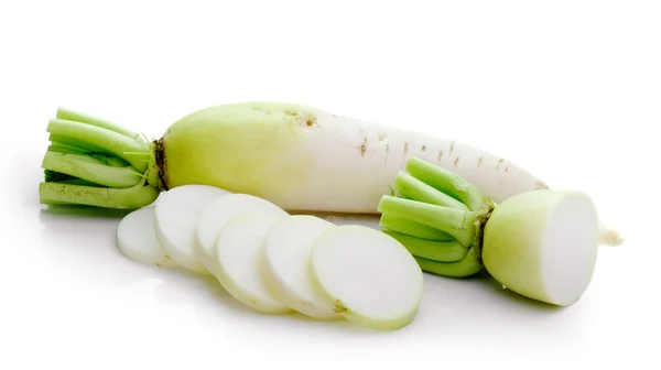 Daikon radijsjes geïsoleerd op witte achtergrond — Stockfoto