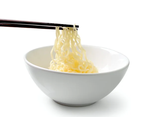 抱着面条孤立的白色背景上的筷子 — 图库照片