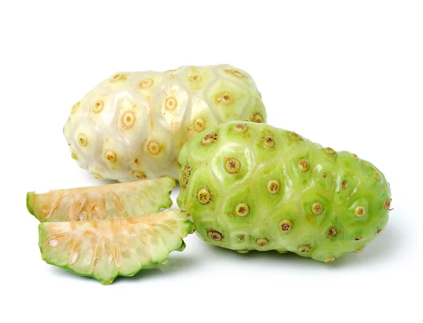 Fruta exótica Noni em branco — Fotografia de Stock