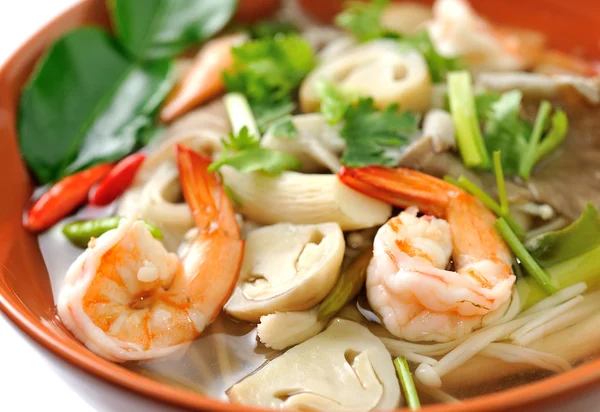 Thailändisches Essen Garnelensuppe mit Pilzen (tom yum goong) — Stockfoto