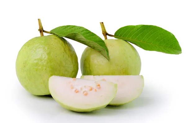 Guava (tropisch fruit) op witte achtergrond — Stockfoto