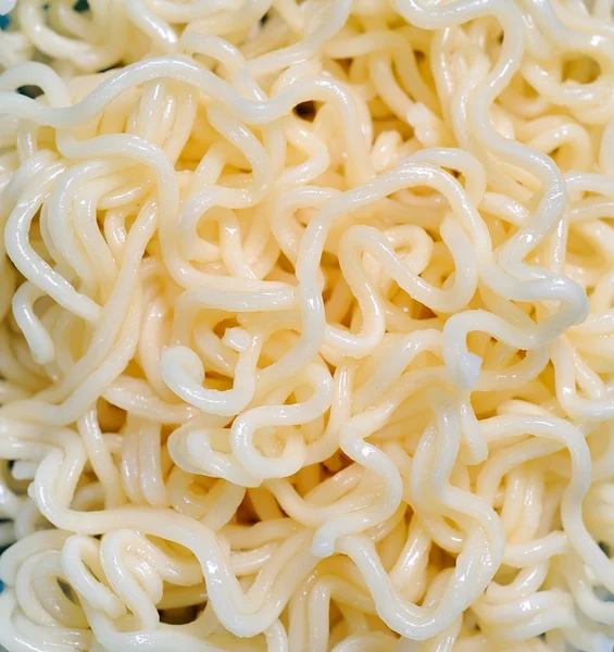 Noodles αυγών, απομονωμένη σε φόντο. — Φωτογραφία Αρχείου