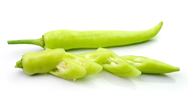 Groene hot chili peper op witte — Stockfoto