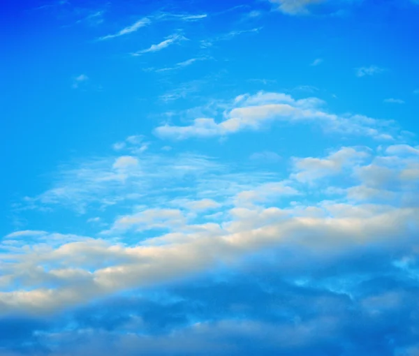 Blauwe lucht wolken — Stockfoto