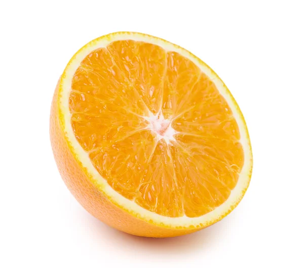 Meia fruta laranja sobre fundo branco, fresca e suculenta — Fotografia de Stock