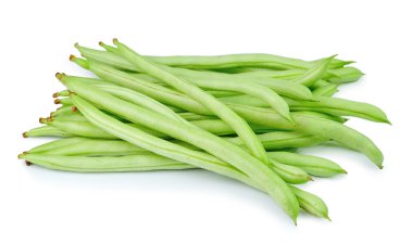 Beyaz arkaplanda yeşil fasulye