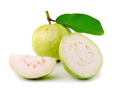 Beyaz arkaplanda guava (tropikal meyve)
