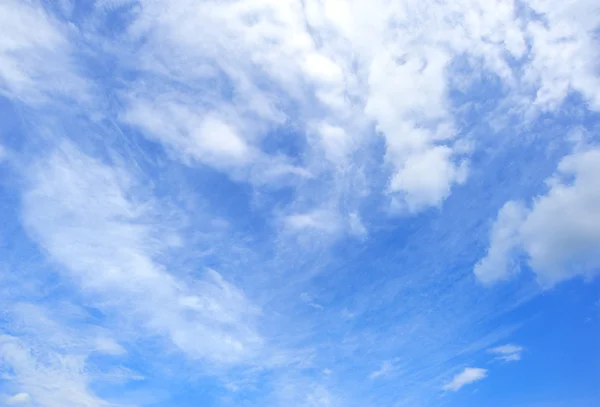 Blauwe lucht met wolken — Stockfoto