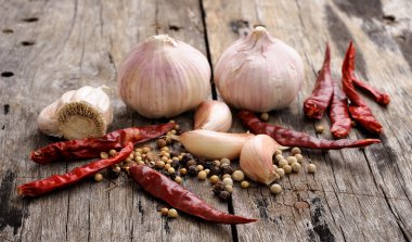 Ahşap arka planda otlar ve baharatlar