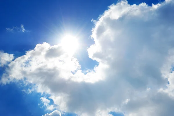 Blauer Himmel mit Wolken und Sonne. — Stockfoto