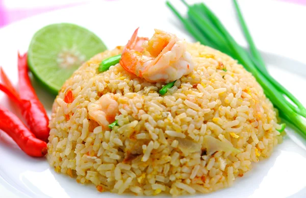 Stekt ris med räkor. — Stockfoto