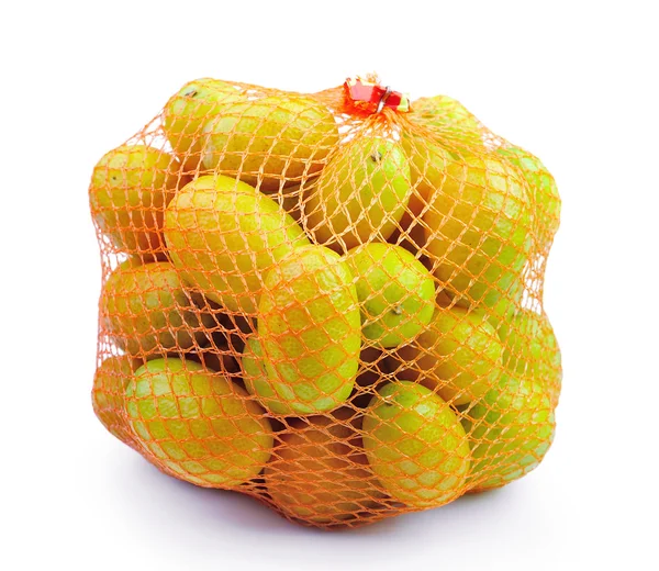 Naranja fresca en saco de plástico sobre fondo blanco — Foto de Stock