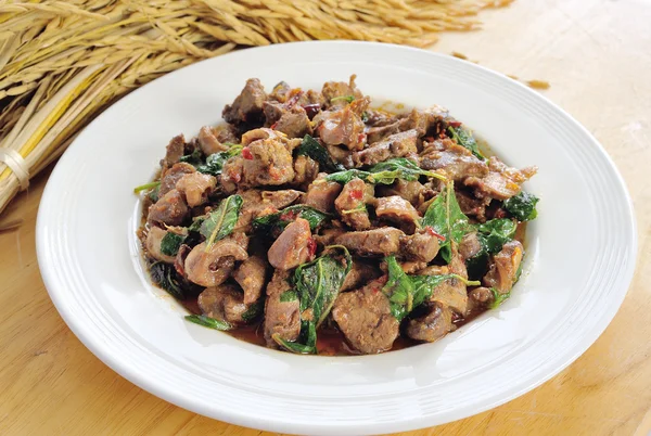 Thais gekruid voedsel, roer gebakken kip whit basilicum — Stockfoto