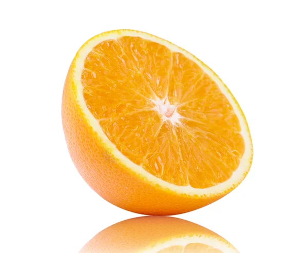 Pół pomarańczowy owoc na białym tle, świeże i soczyste — Zdjęcie stockowe