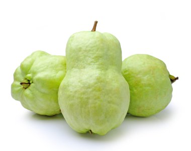 Beyaz arkaplanda guava (tropikal meyve)