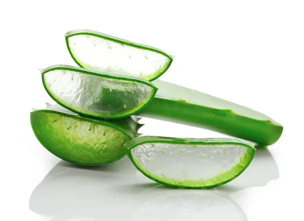 Aloe Vera frisches Blatt. isoliert über weiß — Stockfoto