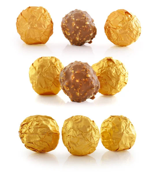 Süße Schokoladenbonbons in Goldfolie gewickelt isoliert auf weißem B — Stockfoto