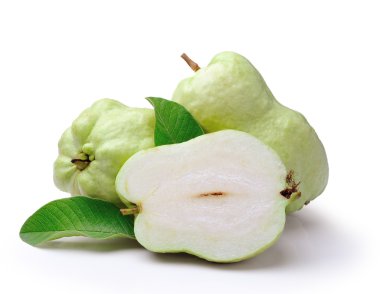 Beyaz arkaplanda guava (tropikal meyve)