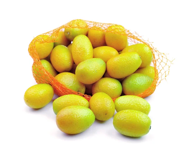 Naranja fresca en saco de plástico sobre fondo blanco — Foto de Stock