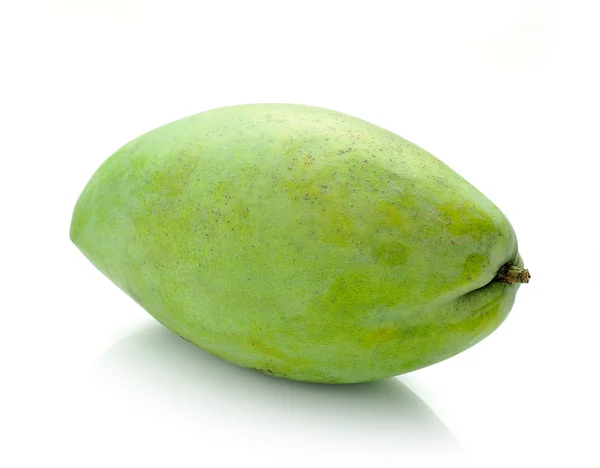 Grüne Mango isoliert auf weißem Hintergrund — Stockfoto
