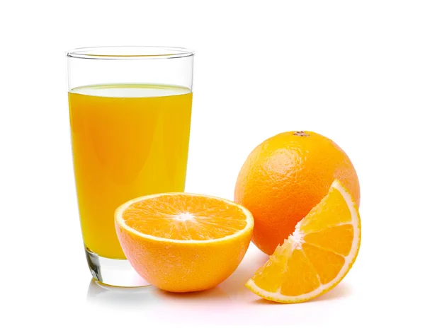 Frische Orange und Glas mit Saft — Stockfoto