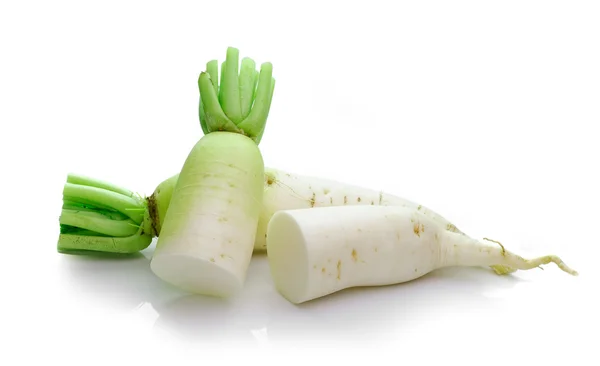 Daikon radijsjes geïsoleerd op witte achtergrond — Stockfoto