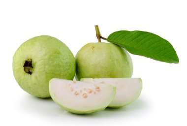 Beyaz arkaplanda guava (tropikal meyve)
