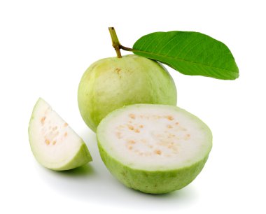 Beyaz arkaplanda guava (tropikal meyve)