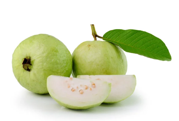 Guava (tropisch fruit) op witte achtergrond — Stockfoto