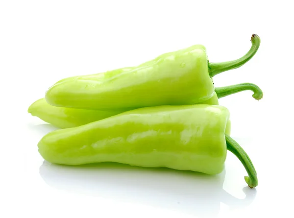 Pimienta picante verde sobre blanco — Foto de Stock