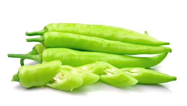 Groene hot chili peper op witte — Stockfoto