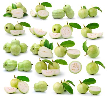 Beyaz arkaplanda guava (tropikal meyve)