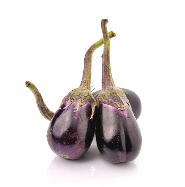 Fina blå aubergine isolerad på vit bakgrund — Stockfoto