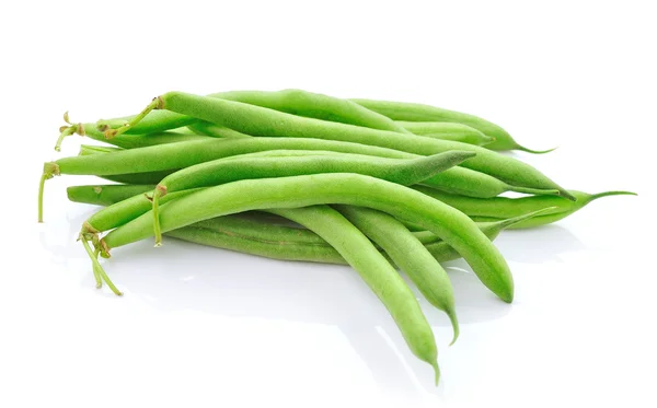 Haricots verts sur fond blanc — Photo