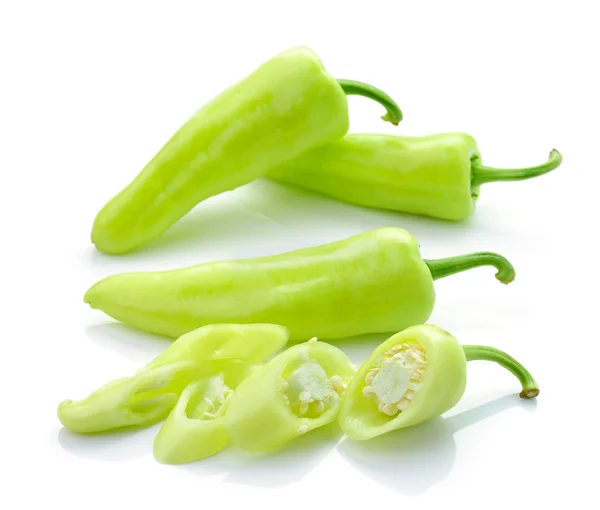 Πράσινο καυτό πιπέρι τσίλι σε λευκό — Φωτογραφία Αρχείου