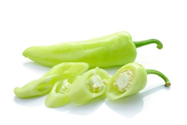 Beyaz arka plan üzerinde izole yeşil hot chili biber