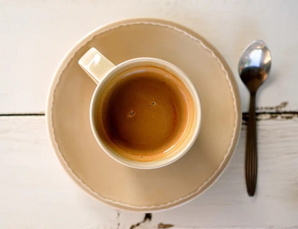 Egy csésze kávé egy fa asztalon. — Stock Fotó