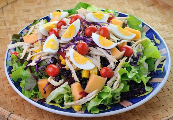 Salat mit Gemüse und Ei — Stockfoto
