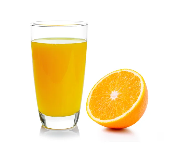 Frische Orange und Glas mit Saft — Stockfoto